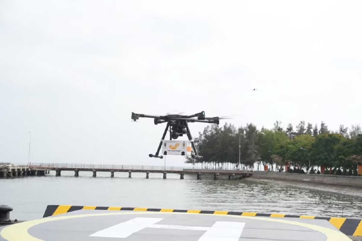 Bưu kiện “bay” qua biển và bước chuyển của bưu chính số
